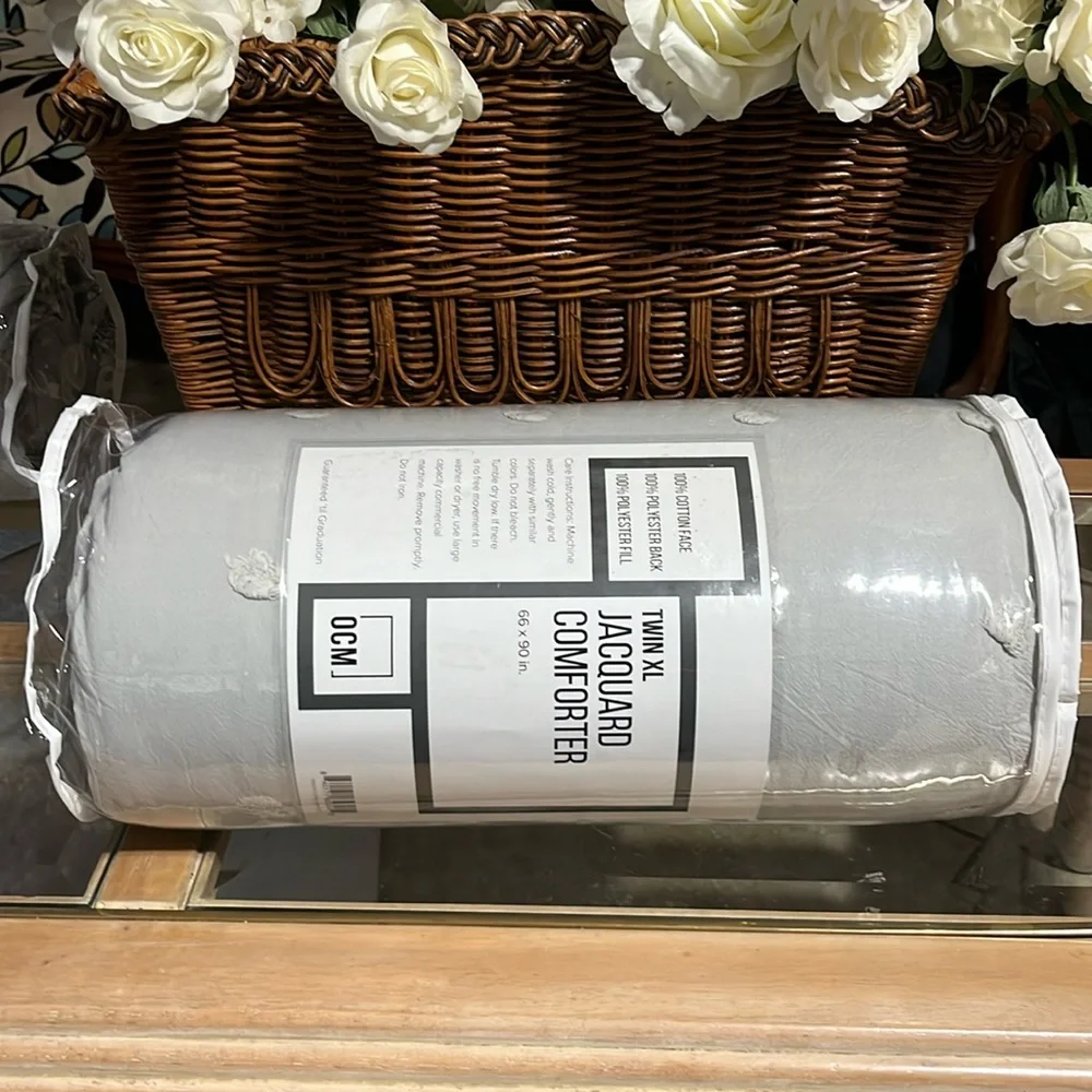 Twin XL jacquard comforter 66 x 90 in gray
